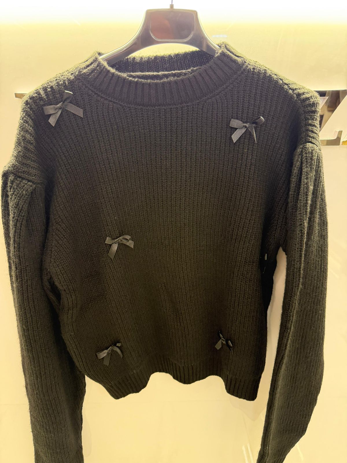 Black sweater with popion