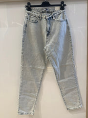 Light mom jeans